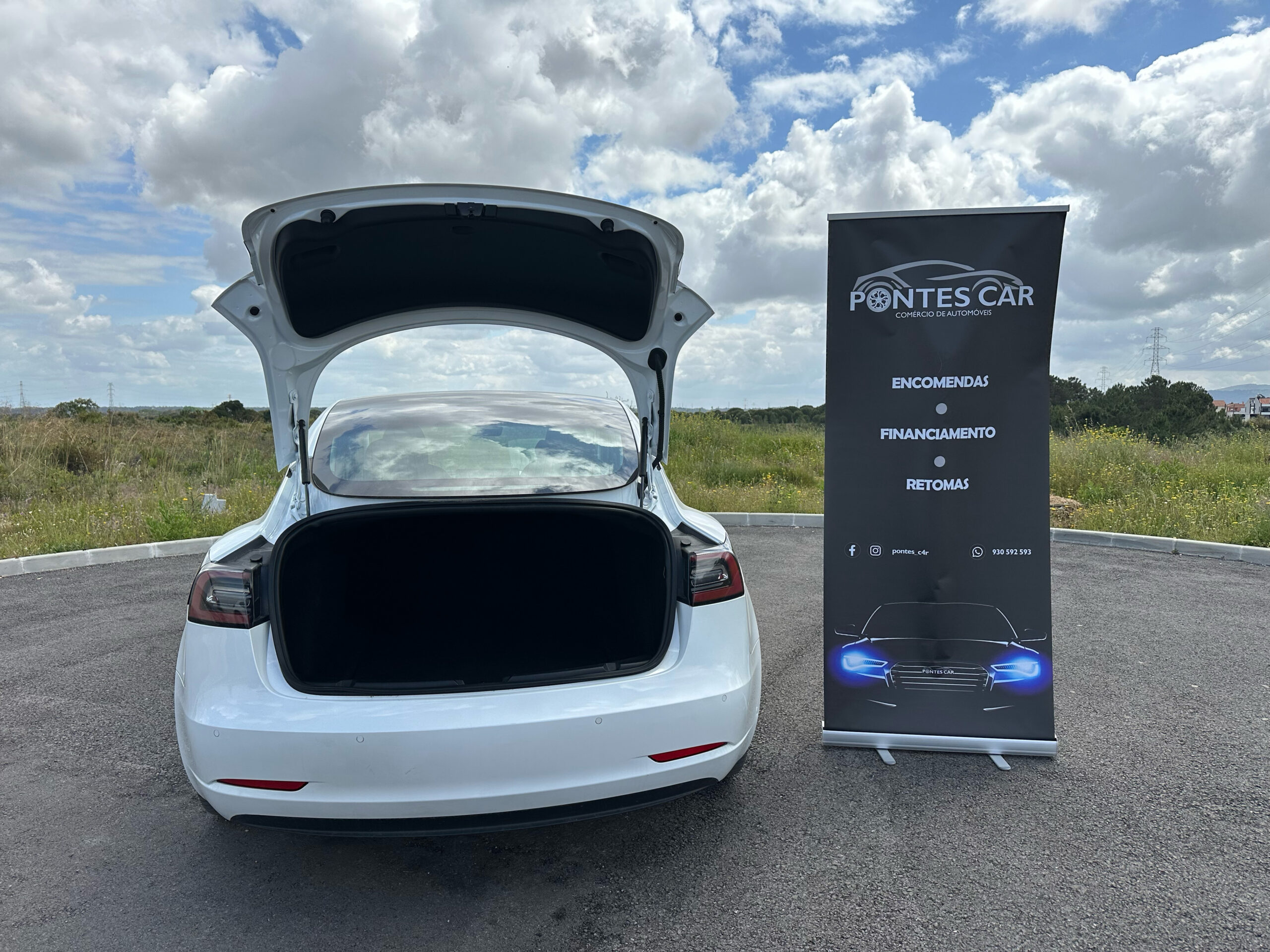 
								Tesla Model 3 full									