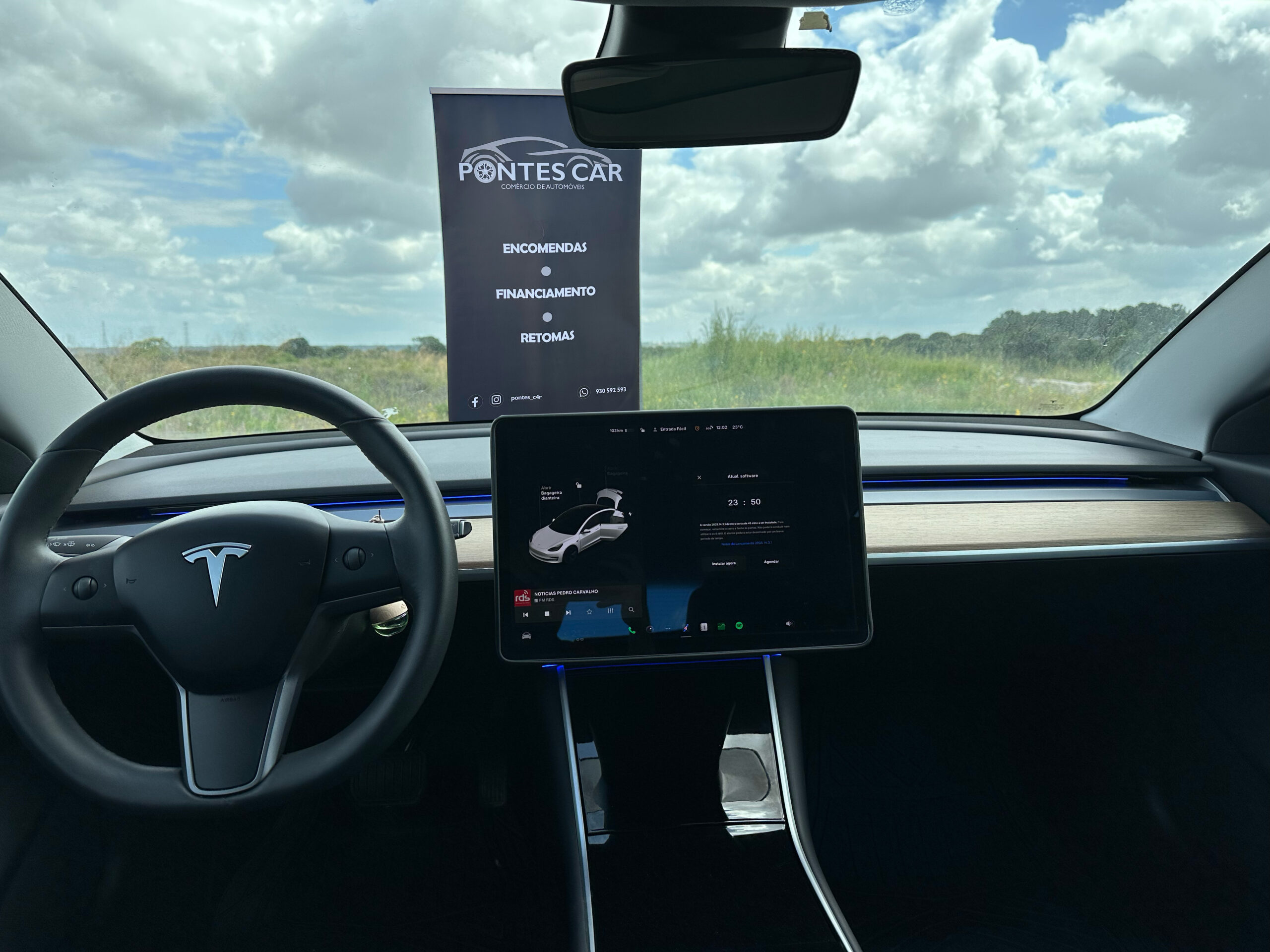 
								Tesla Model 3 full									